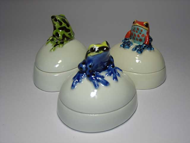 色絵磁器蛙香合　制作・加藤貴志　Porcelain　vessel