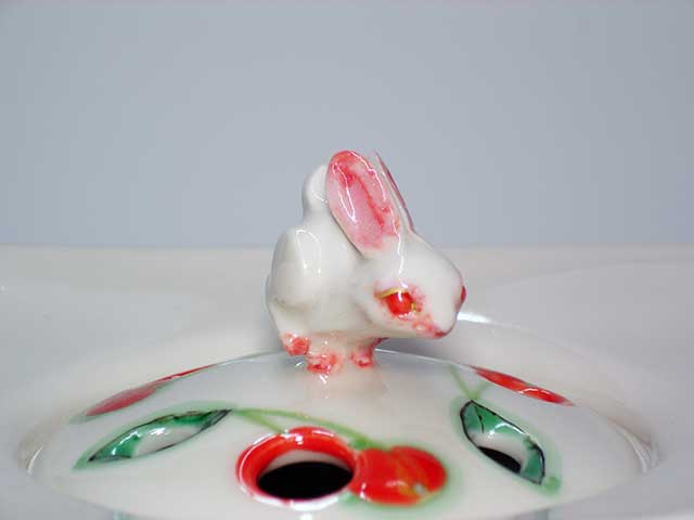 色絵磁器兎にサクランボ図香炉
　制作・加藤貴志　Porcelain　vessel